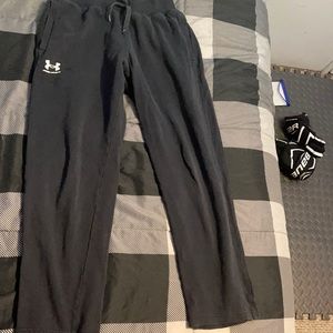 Selling under armour sweat pants 15 dollars to small for me perfect condition